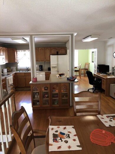 900 E Wilmington St, Burgaw, NC 28425 - photo 2