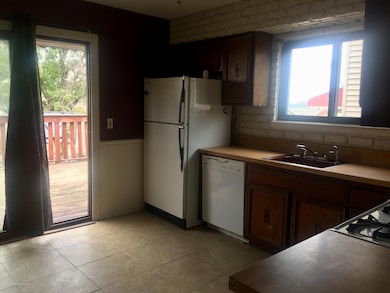 Eat in kitchen w/sliding doors