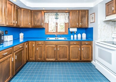 72 Lakeview Terrace, Waltham, MA 02451 - photo 4