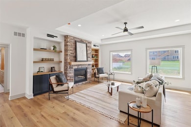 2340 Green Leaf Cir, Norwalk, IA 50211 - photo 3