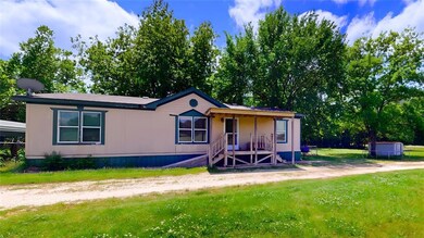 Manufactured / mobile home featuring a front yard