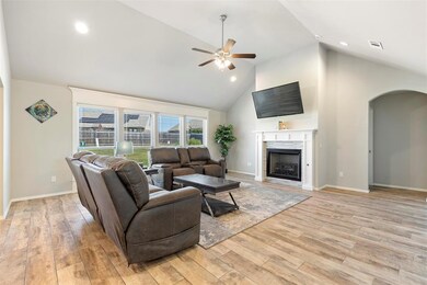 Living area featuring arched walkways, ceiling fan