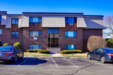 6 Hallmark Gardens unit 5, Burlington, MA 01803 - photo 3