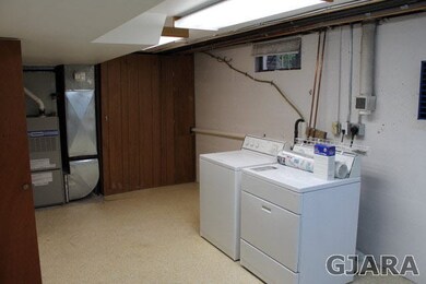 Nice large Laundry room on lower level, great spac