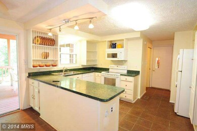 3417 Tyburn Tree Ct, Herndon, VA 20171 - photo 3