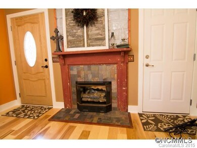 Gas logs with slate surround