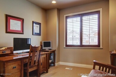 Office/5th bdrm w/closet