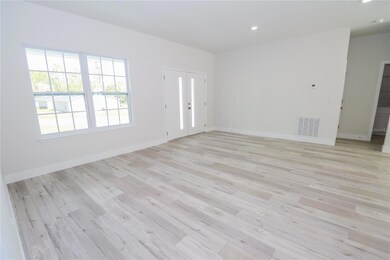 Living Room/Entry