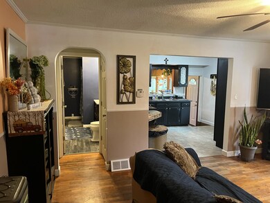 216 W Howe open living