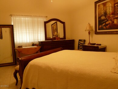 Spacious MBr w/ vaulted Ceilings