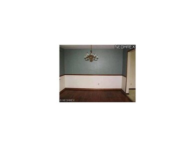 Formal dining romm w/hardwood floor.