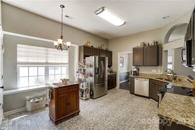 Eat-in Kitchen