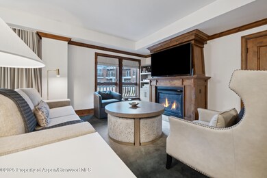 25BLivingRoomFireplace