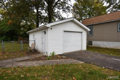 615 E MacOupin St, Staunton, IL 62088 - photo 3