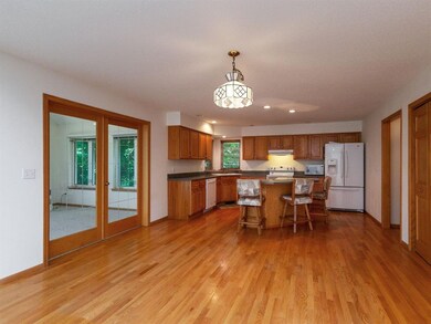 Kitchen and dining combo
