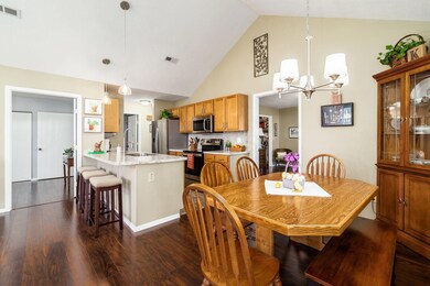 Breakfast Bar and Dining Area