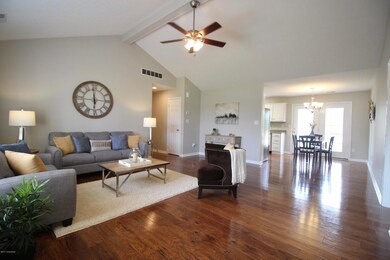 443 Helmwood Cir, Mount Washington, KY 40047 - photo 3