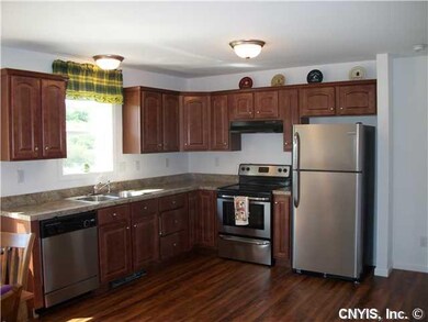 Kitchen Spacious e-in kitchen w/stainless applianc