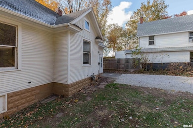 1309 Clay St, Davenport, IA 52804 - photo 2