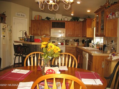 2731 Circle Bar Dining to Kitchen