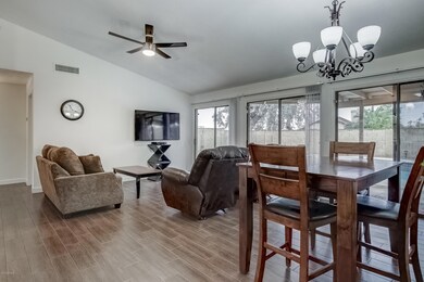 1525 E Sequoia Dr-9