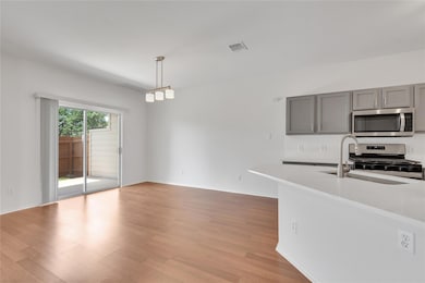 Kitchen with appliances with stainless steel fini