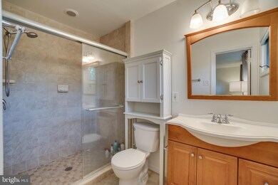 1047 Clover Dr, McLean, VA 22101 - photo 4