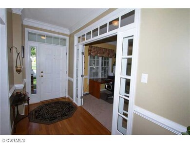 Foyer - Beautiful woodwork!