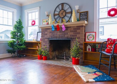 #6 Living room, Mantle