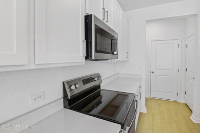 6014 Crossroads Station Dr, Jacksonville, FL 32205 - photo 4