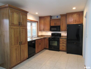 4611 Scott St, Davenport, IA 52806 - photo 5