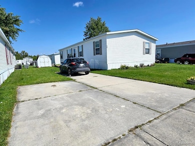 528 Elmwood Ln, Columbus, MI 48063 - photo 2