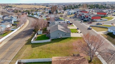 847 11th St E, Dickinson, ND 58601 - photo 5