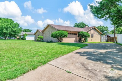 621 Robindale Dr, Bedford, TX 76022 - photo 2