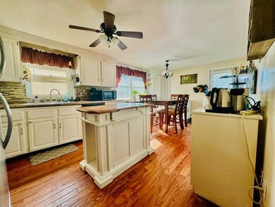 #6- Eat In kitchen with island