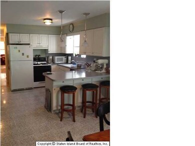 135 Cheshire Place, Staten Island, NY 10301 - photo 4