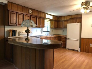 Kitchen w/ breakfast bar