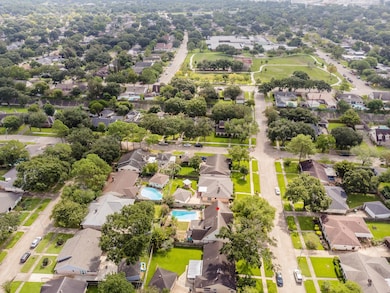 Close to Downtown, Galleria, Meyerland & more!