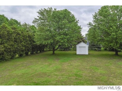 Privaate, hedged yard