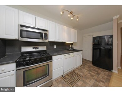 7040 Clover Ln, Upper Darby, PA 19082 - photo 5