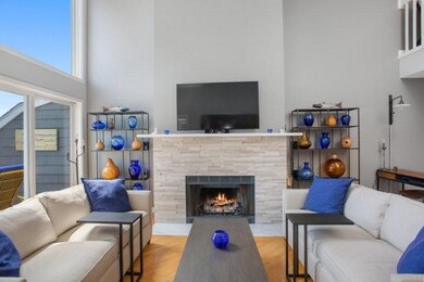 04_501NWhittakerSt_9_165_LivingRoom_LowR