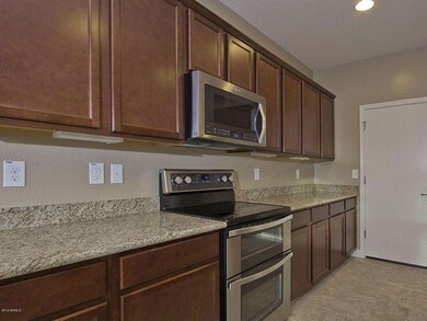 007_Granite & Shaker Cabinets