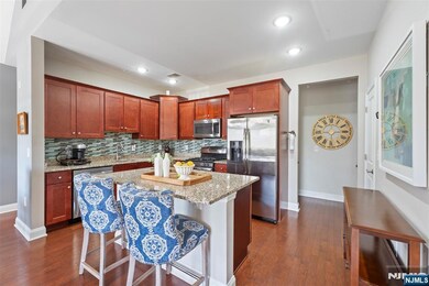 Kitchen w/ center island