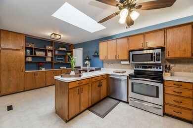 125 Sylvia Ln, Naperville, IL 60540 - photo 3