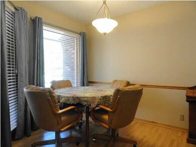 EATING SPACE IN THE KITCHEN.