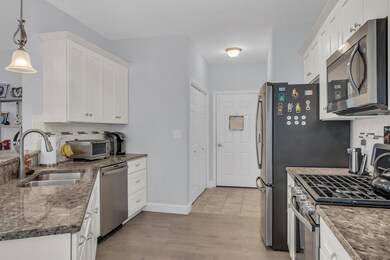 Excellent working kitchen with lots of cabinets an
