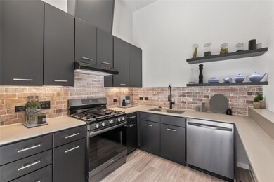 Kitchen with appliances with stainless steel fini