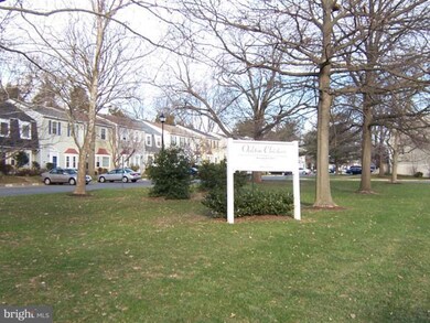 9818 Oakdale Woods Ct, Vienna, VA 22181 - photo 3