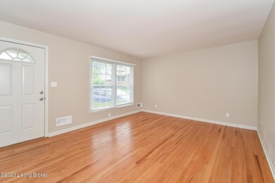 004-photo-family-room-7198355