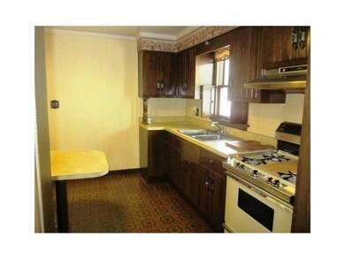 Kitchen. Lovely oak kitchen cabinetry with breakfa